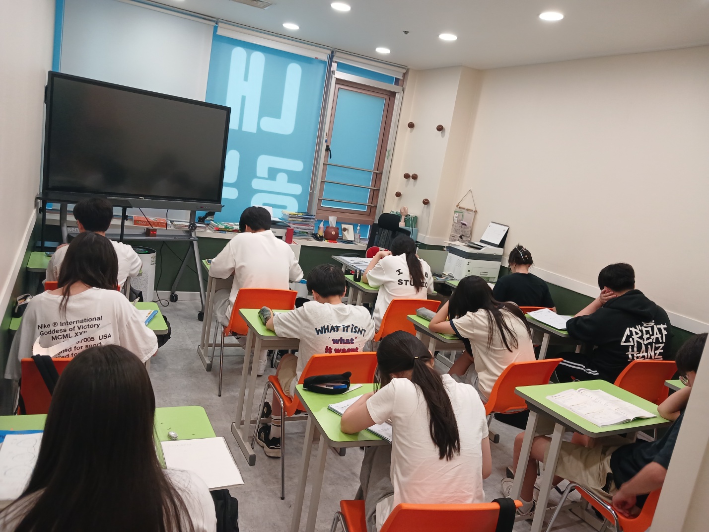 수업 중인 교실 — 정원을 관리하는 소수 정예 교실에서 진행되는 실제 수업